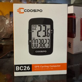 Il contachilometri GPS che costa come uno tradizionale. 

COOSPO BC26: 40 €. Sì, quanto un contachilometri qualsiasi. Ma con una marcia in più.

- Niente magneti sui raggi, niente sensori da regolare, niente calibrazione della ruota. Lo fissi al manubrio, lo accendi e pedali.

Perché scegliere il BC26:

- GPS integrato: velocità, distanza e tempo sempre precisi, su qualsiasi bici

- Lo sposti dove vuoi: da bici da corsa a MTB in pochi secondi, senza ricalibrare nulla

- Display grande e leggibile: i dati principali si leggono al volo, anche in movimento

- Si collega allo smartphone: sincronizzi le uscite e le condividi con gli amici

Il punto è semplice: con 40 € puoi comprare un attrezzo che conta i chilometri, oppure uno che ti racconta ogni uscita. Stessa spesa, tutta un’altra esperienza.

👉 Passa al GPS. Passa al COOSPO BC26.

Disponibile in negozio: vieni a vederlo dal vivo!